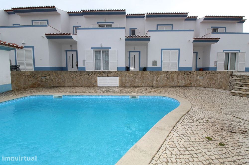 Moradia com Piscina e Vista Mar, a 2 Minutos da Praia da Amoreira