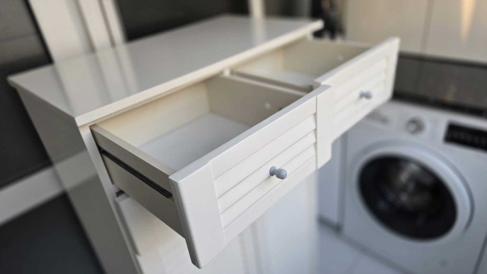 Armário branco lacado de apoio de lavandaria ou WC com TULHA