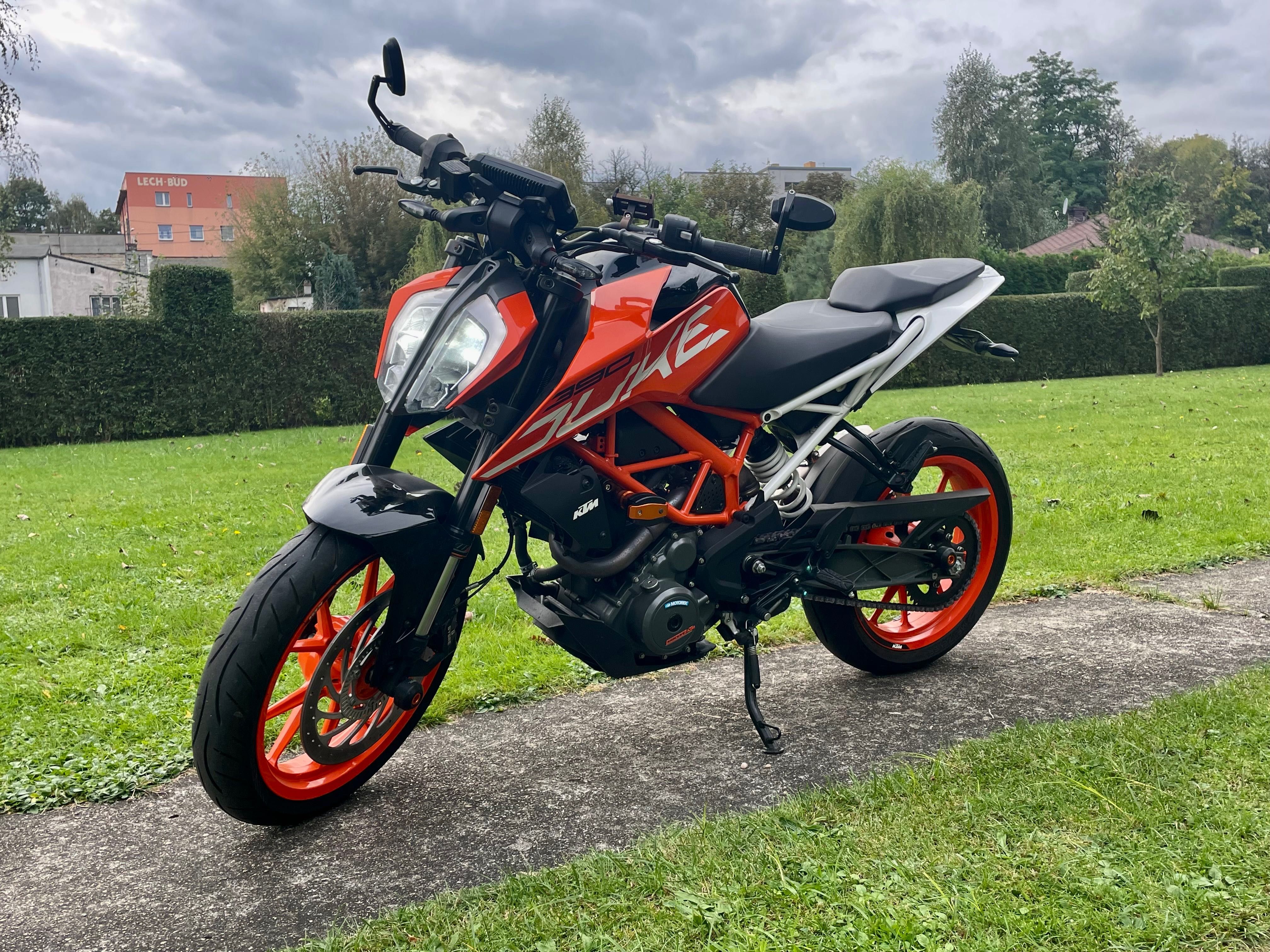 KTM Duke 390 A2.