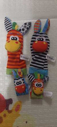 Набір шкарпетки та браслети брязкальця для малюків.