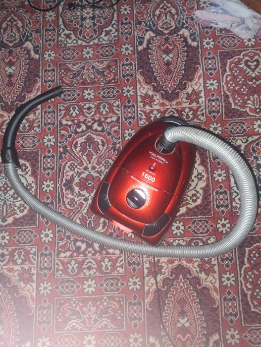 Пылесос Alpari 1600Вт, рабочий, без задней крышки и трубы