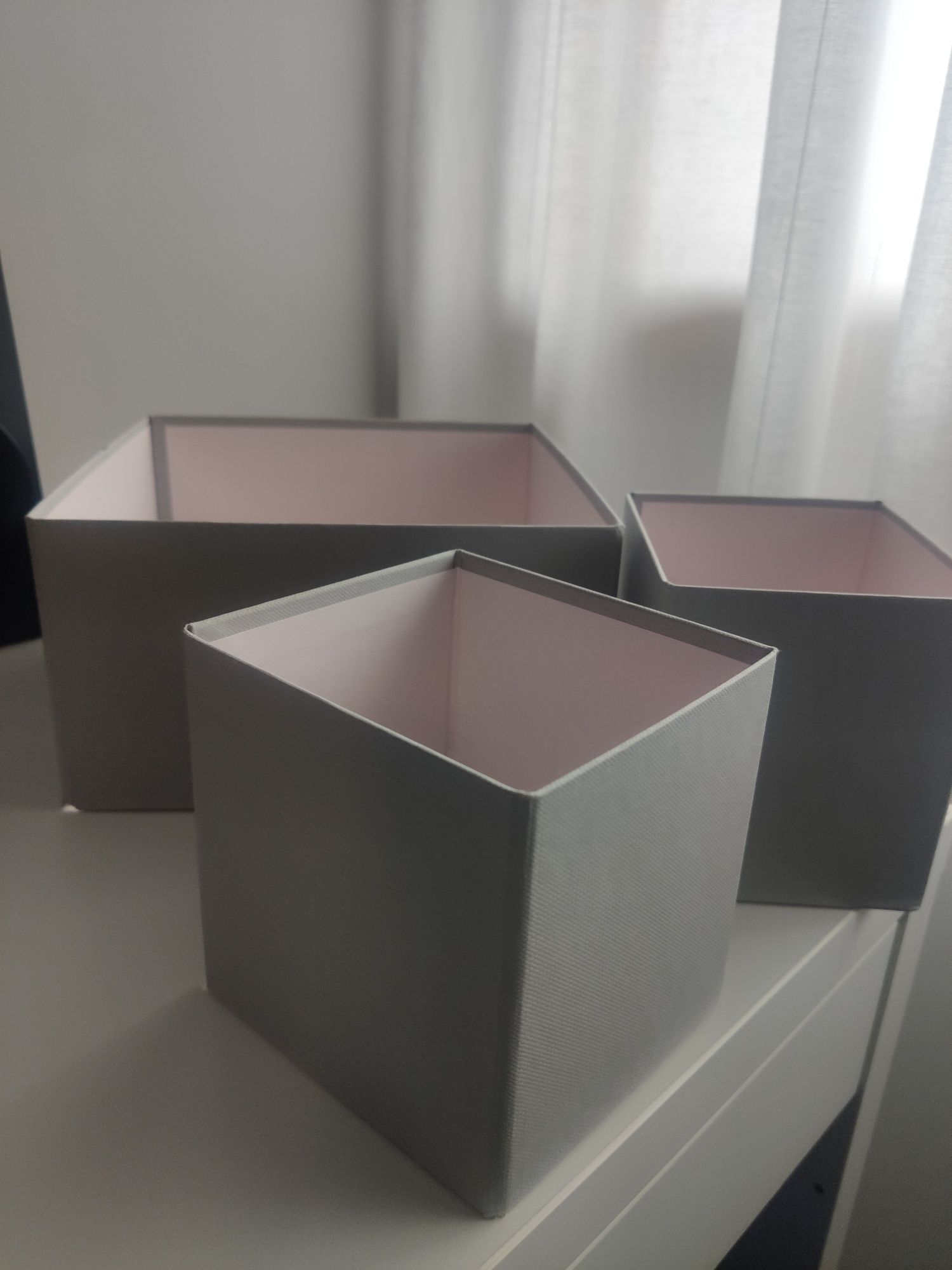 Caixas IKEA (cinzento, rosa)