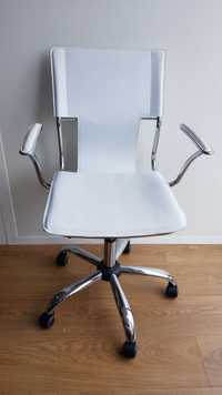 Cadeira de escritório com design - SUPER PREÇO!