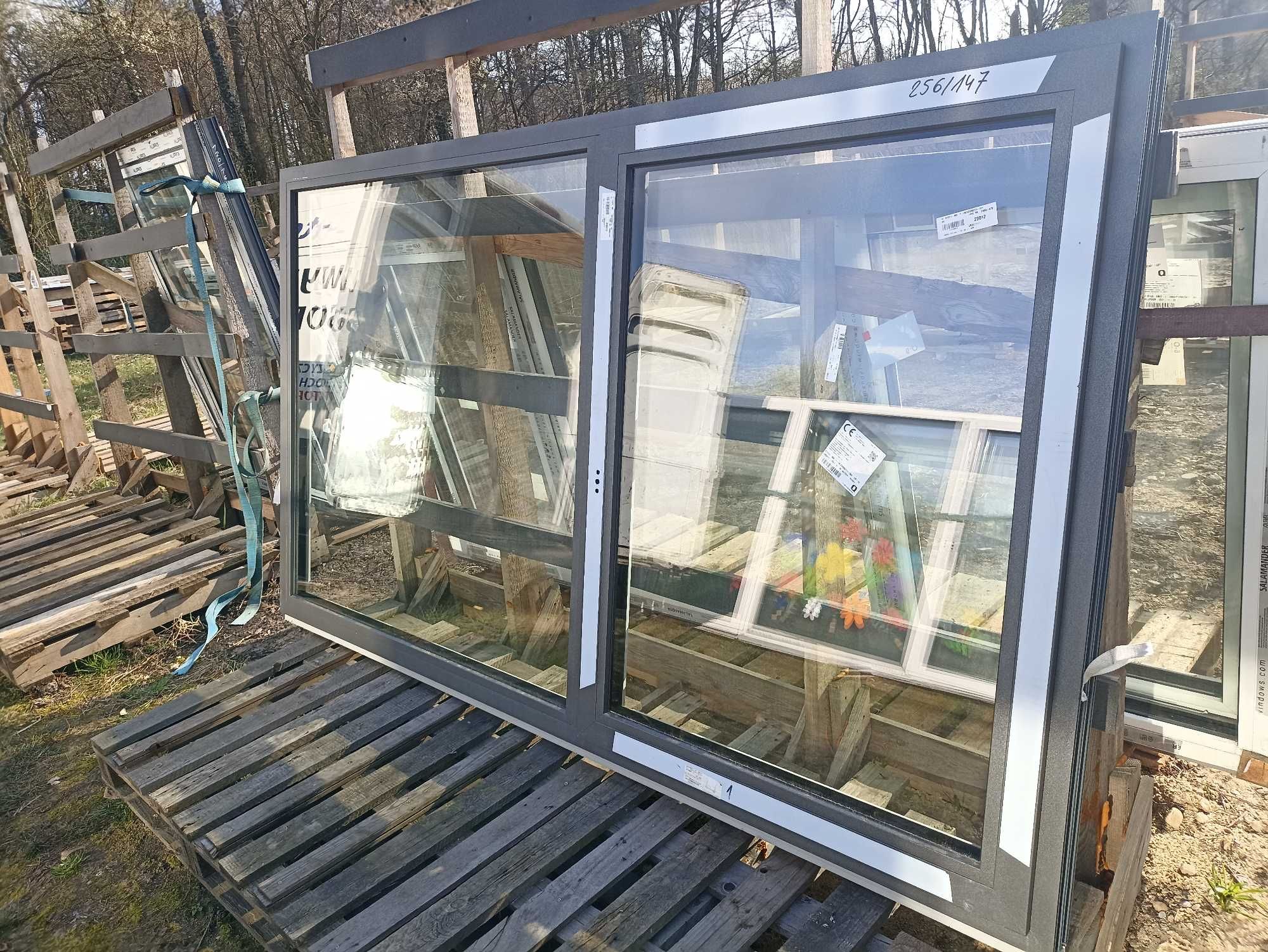 Okno pcv 256/147 grafit trzy szybowe