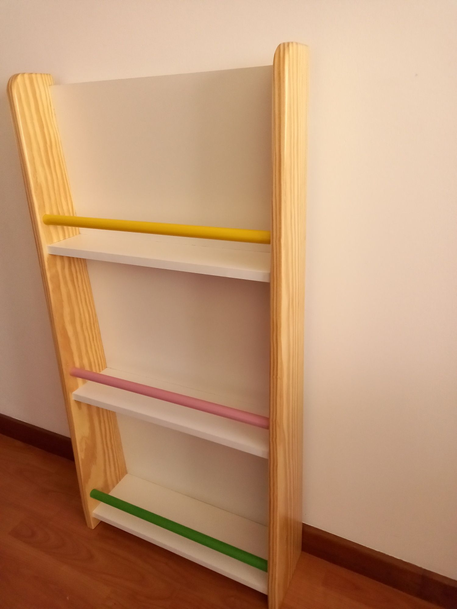 Estante expositor de livros