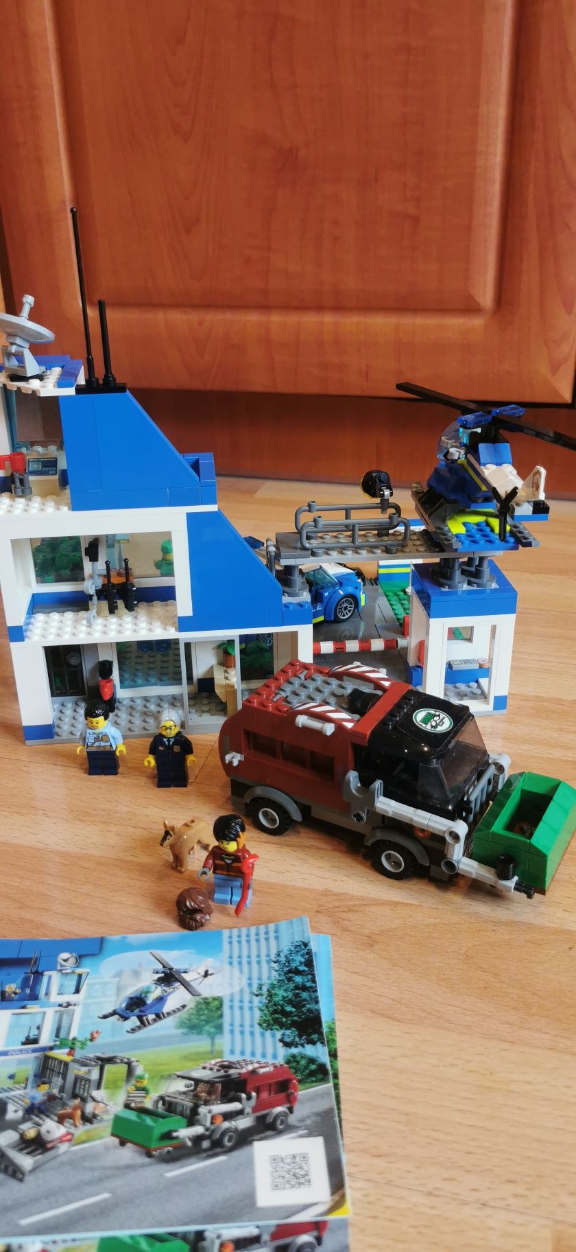 lego city 60316 posterunek policji z płyta drogową