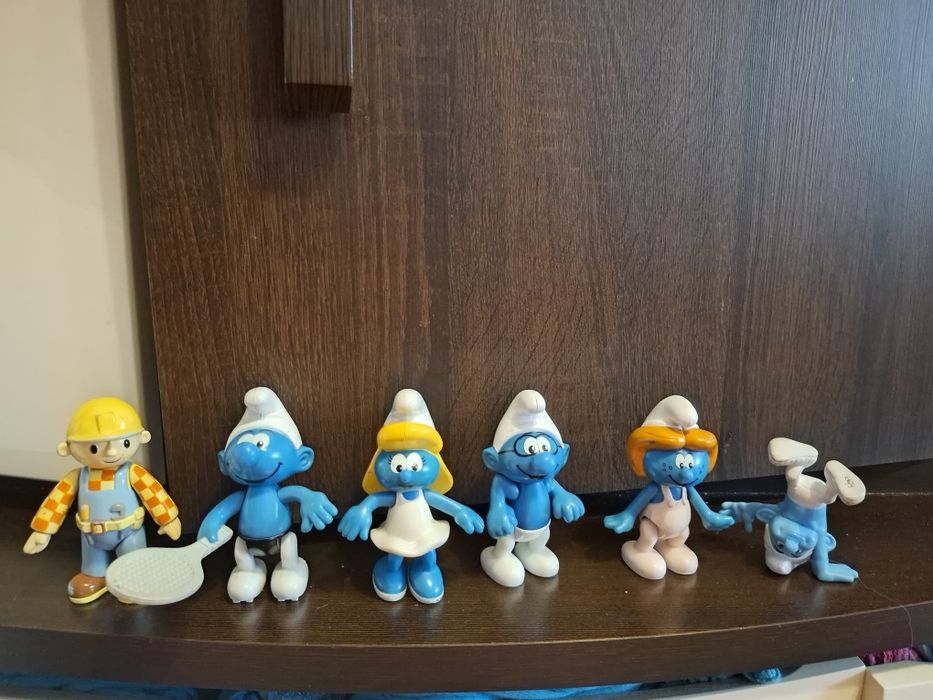 Smerfy figurki.        .
