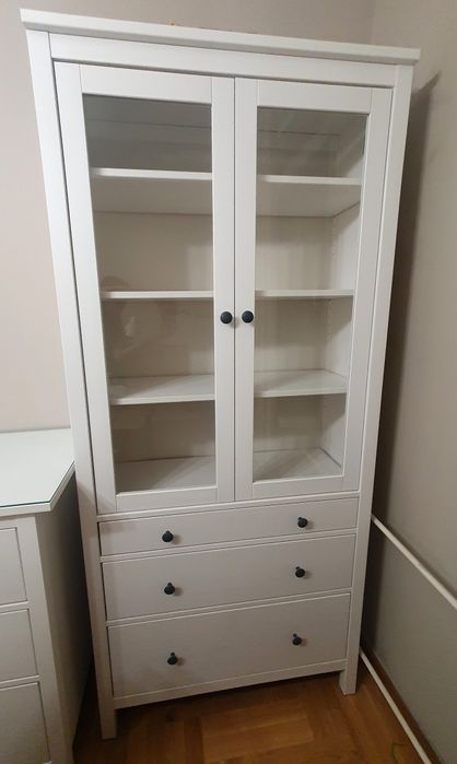 Regał witryna Hemnes Ikea biały biała drewniany drewniana