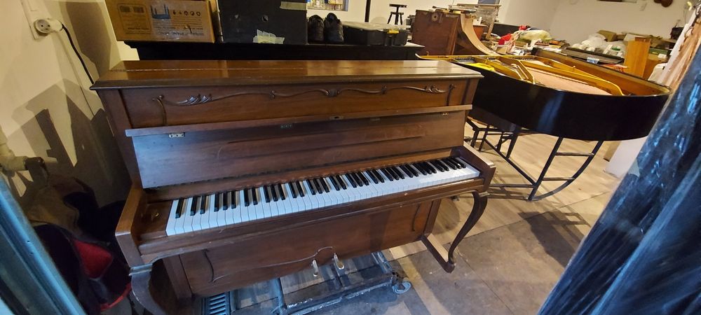 Pianino marki R.Ibach mechanika Renner  Kolor dowolny