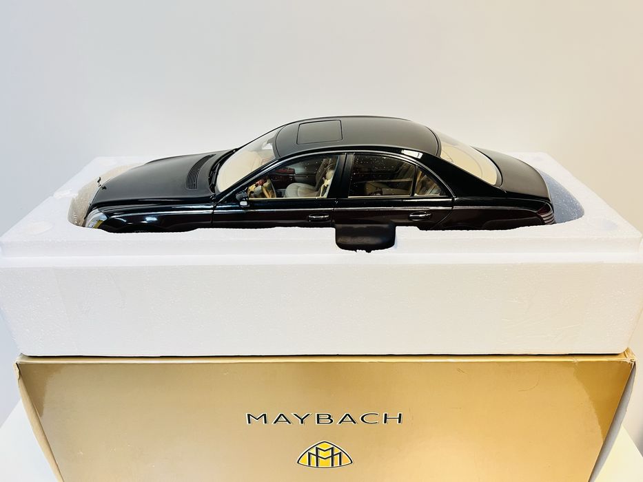 Maybach 57 w skali 1:18 wersja dealerska AUTOART kolor czarno-brązowy