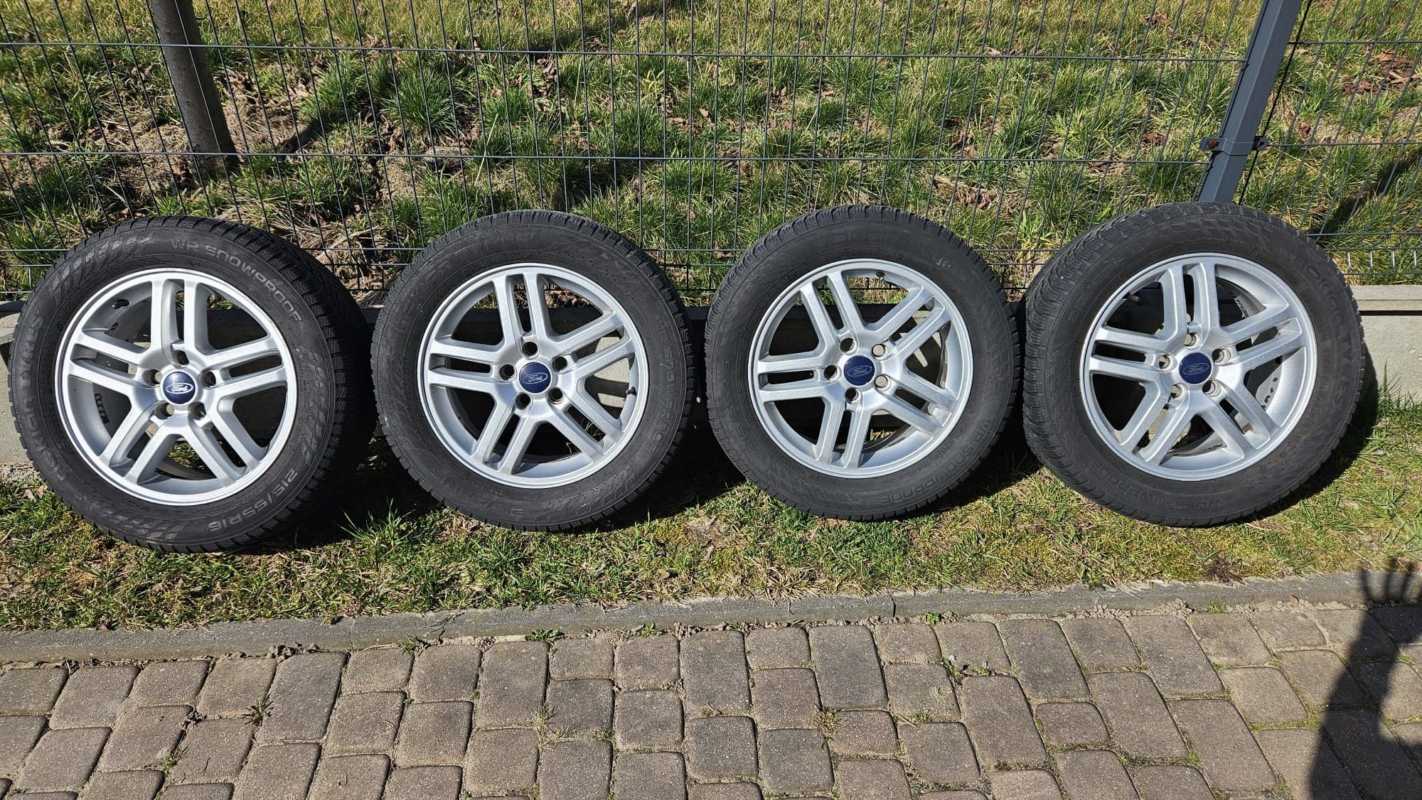 Sprzedam oryginalne felgi aluminiowe 16 Ford  z oponami zimowymi!!!