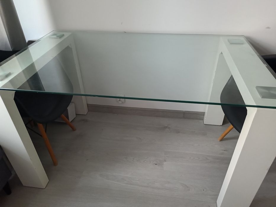 Szklany stół biały