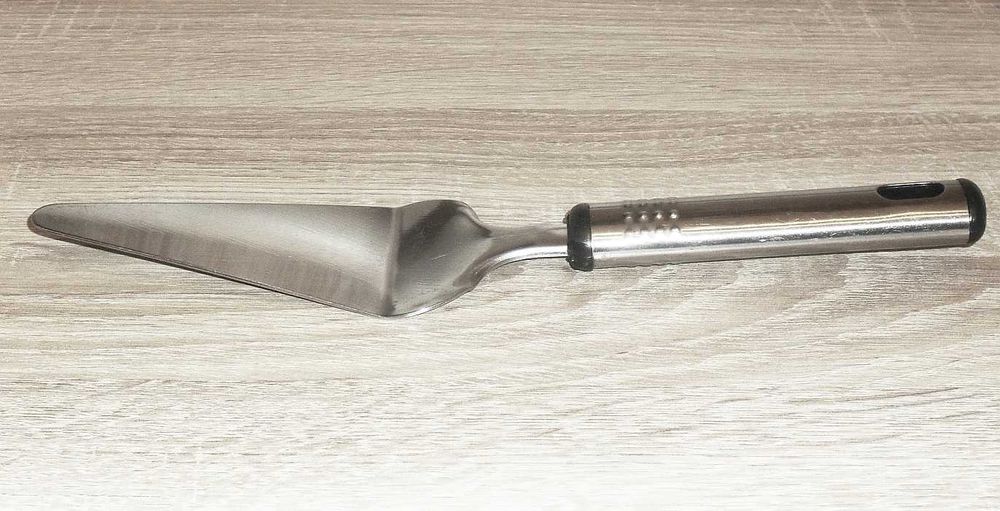 Stalowa, nierdzewna łopatka do podawania tortów, ciast.