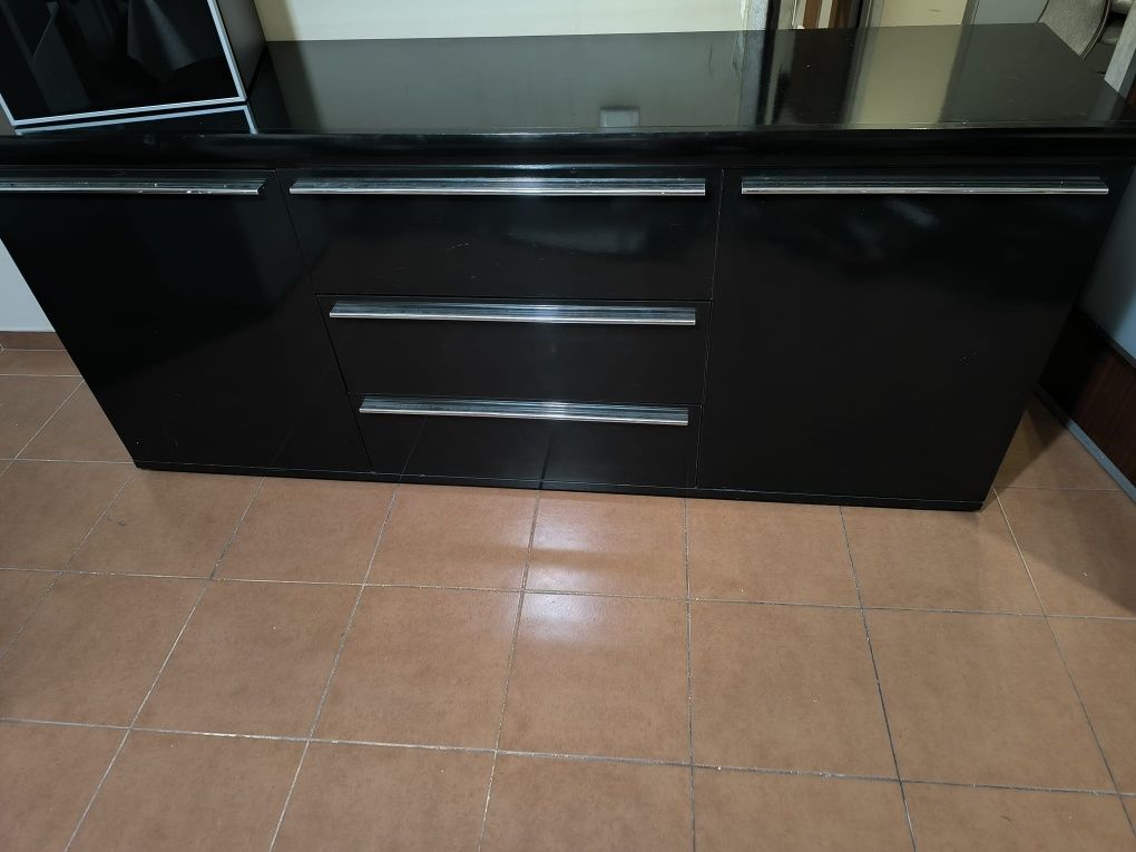 Vendo aparador com muita arrumação