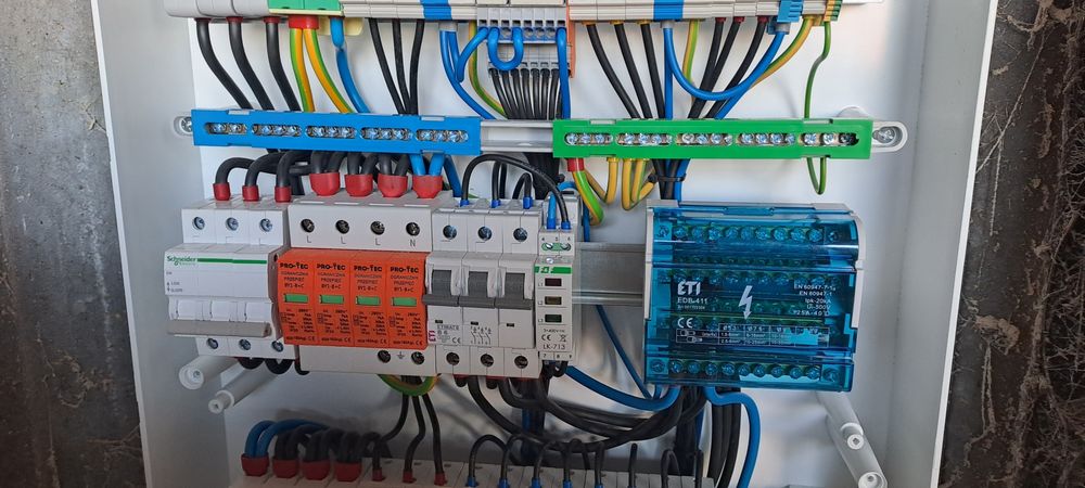 Usługi elektryczne – KinMar Construction | Profesjonalny elektryk