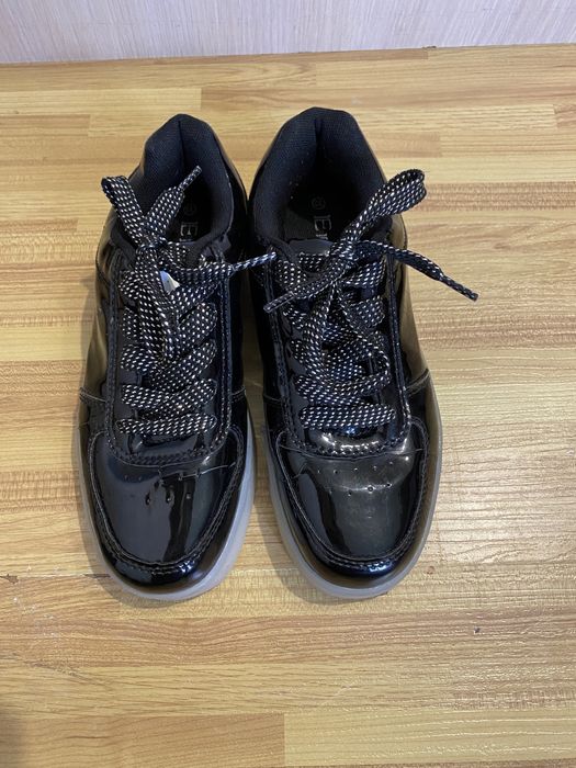 Лакові кросівки для дівчинки