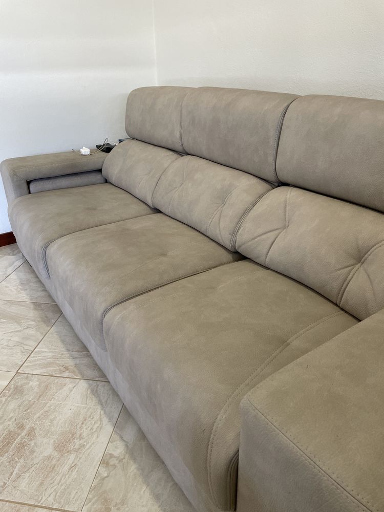 Sofa cinza extensivel com pufs