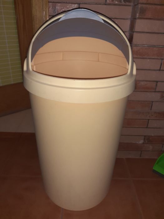 Caixote do lixo alto em plastico rijo usado amarelo