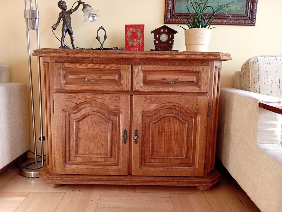 Stare meble w naturalnej okleinie dębowej - wyposażenie salonu