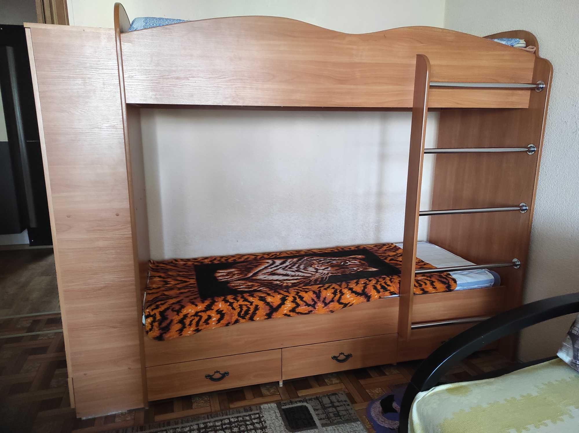 Двоярусне ліжко з шафою