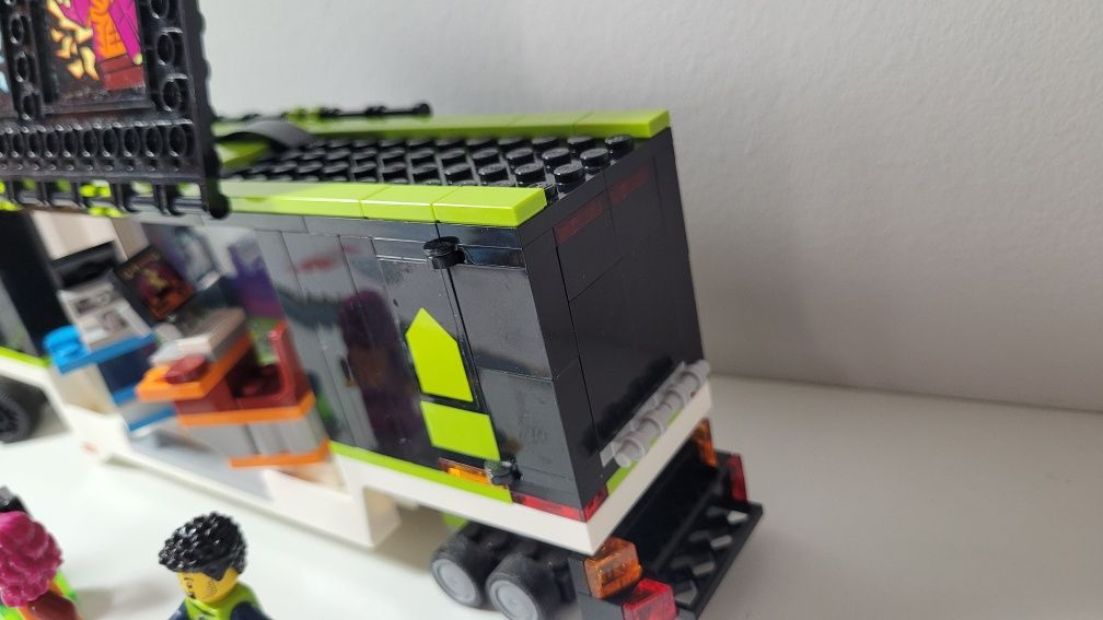 Klocki lego City 60388 Ciężarówka na turniej gier.