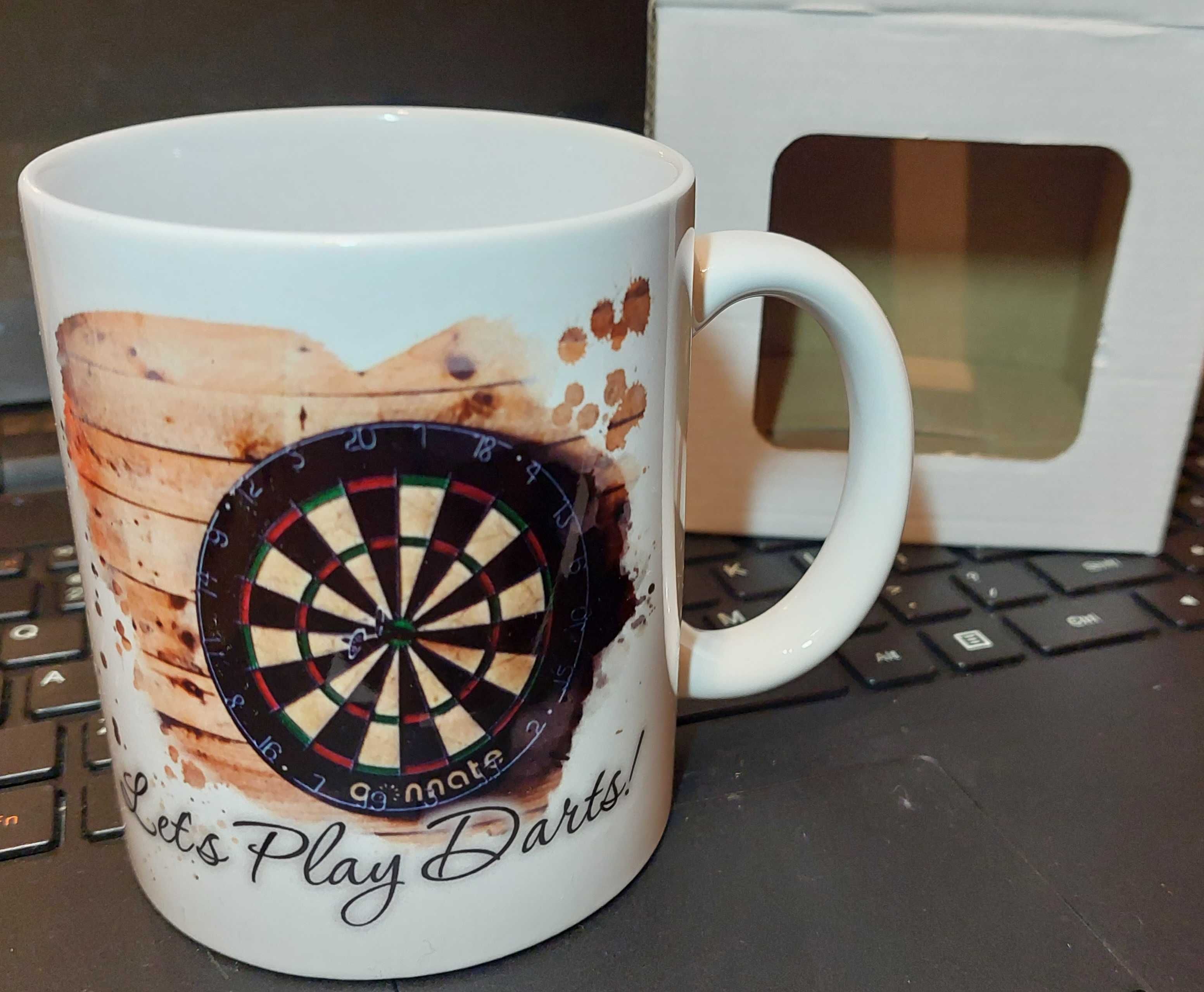Kubek "Lets play dart" Gra Dart - słynne lotki , rzutki