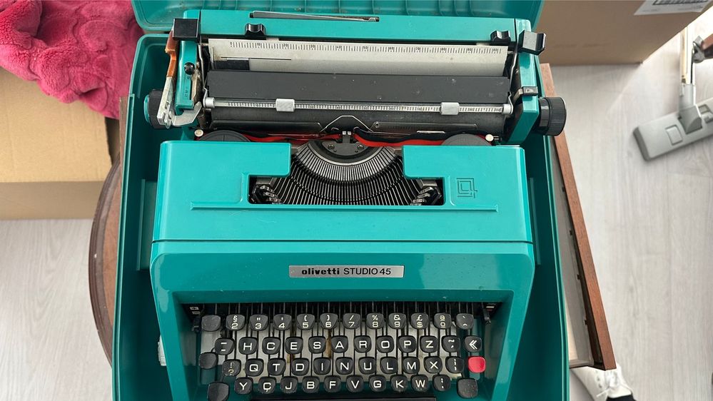 Máquina de escrever Olivetti STUDIO 45.