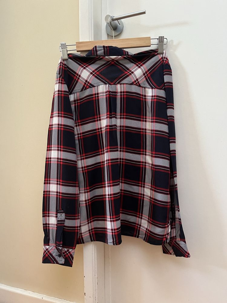 Camisa bordô e branca da Bershka