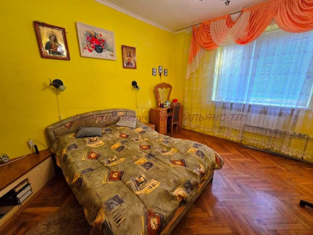 Будинок на дві родини в центрі міста