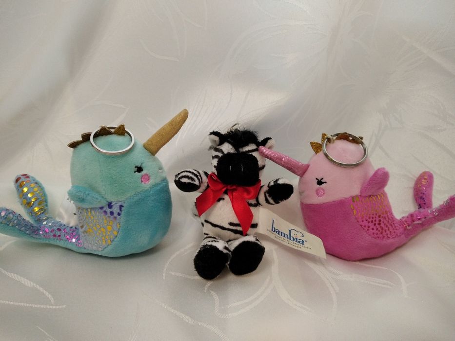 Маленькі іграшки різні багато