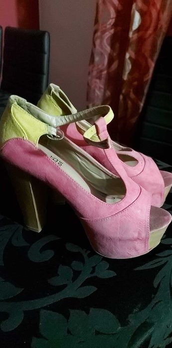 Roupas, Sapatos, Bolsas e Acessorios Semi Novos.