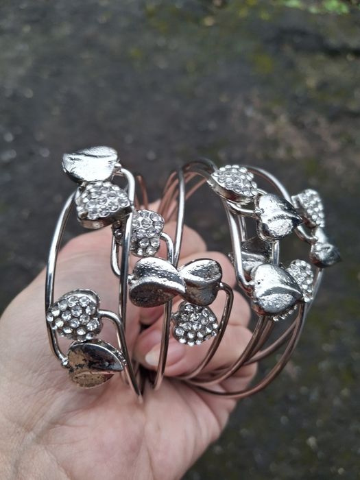 Браслетики з серцями та камінчиками