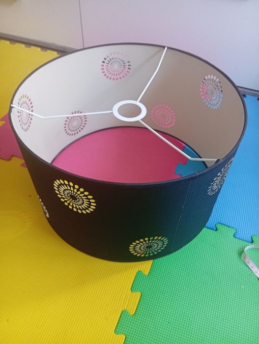 Abajur de teto redondo e preto