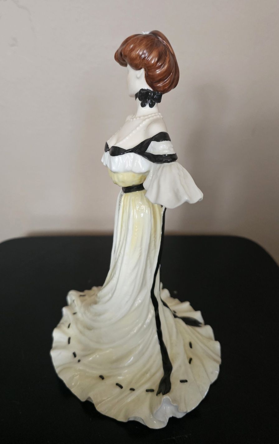 Porcelanowa figurka Coalport "Alexandra At The Ball"