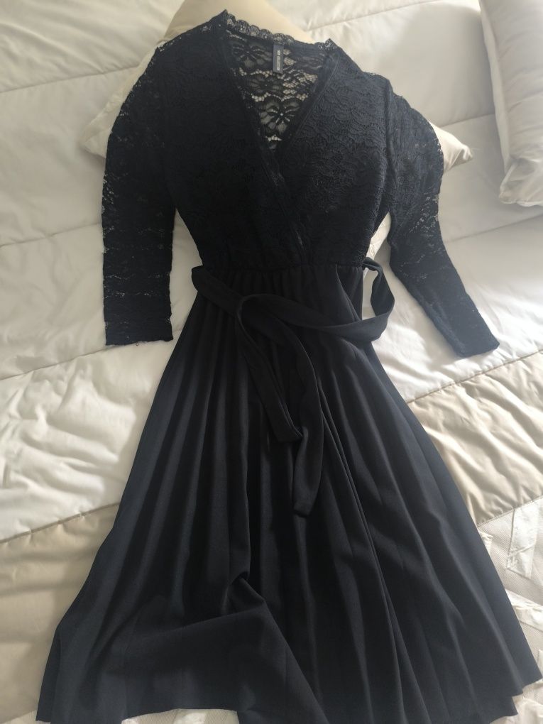 Vestido em renda e pregas