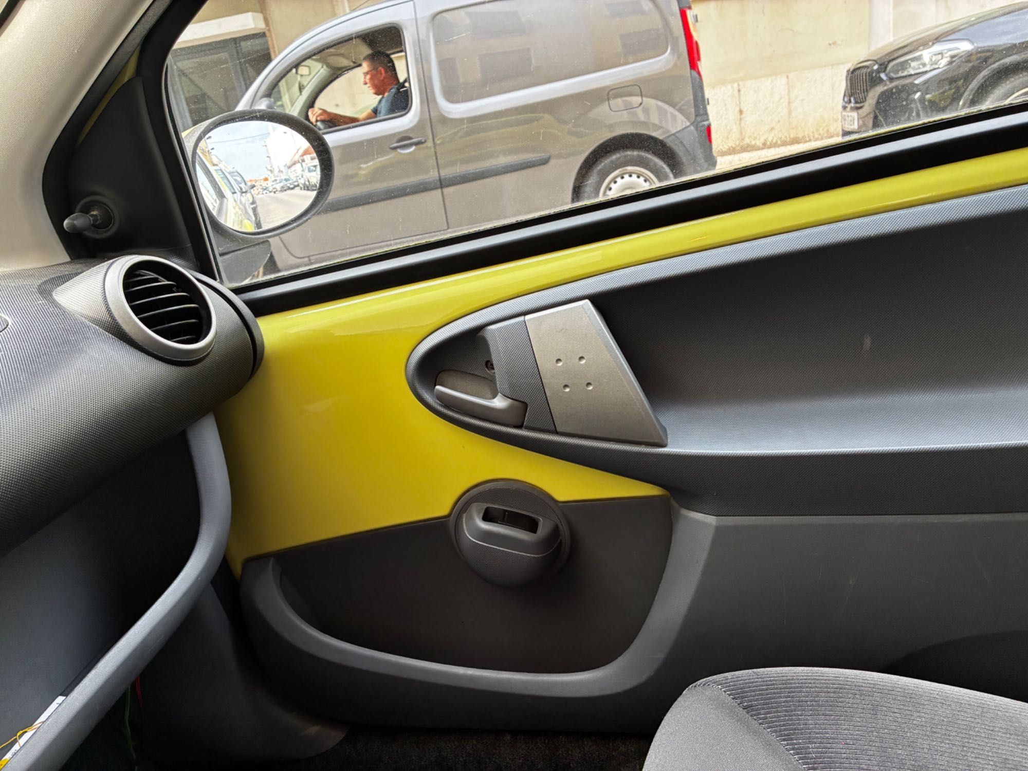 *RESERVADO*.  Citroen C1 amarelo a gasolina