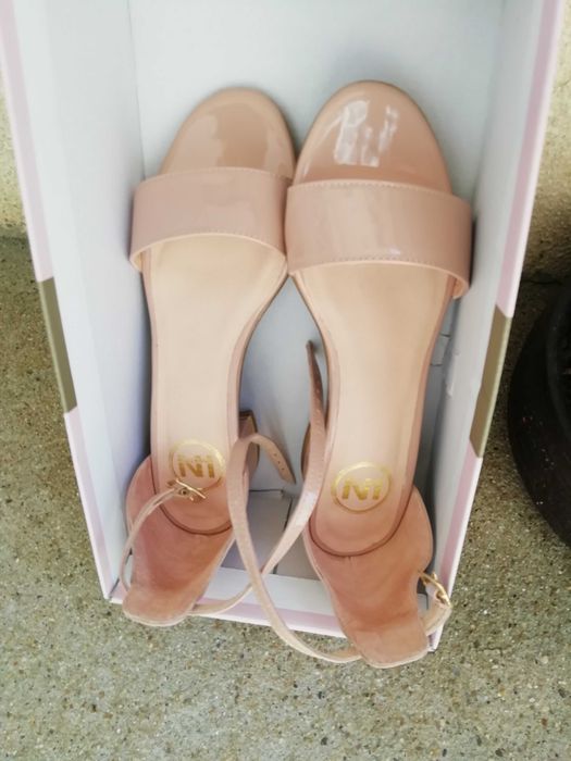 Sandálias N° 37 muito Bonitas e elegantes.