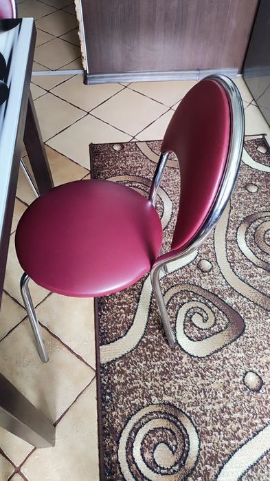 Стол кухонный и стулья