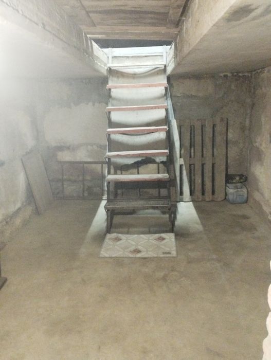 Оренда гаража під склад та автомобіль