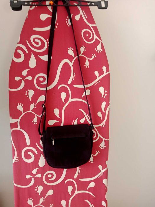 Mała czarna torebka z długim paskiem