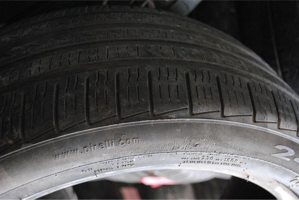 1 шина Pirelli 245/40 R18 Cinturato P7 2016р 6мм 1 бочина "підуставша"