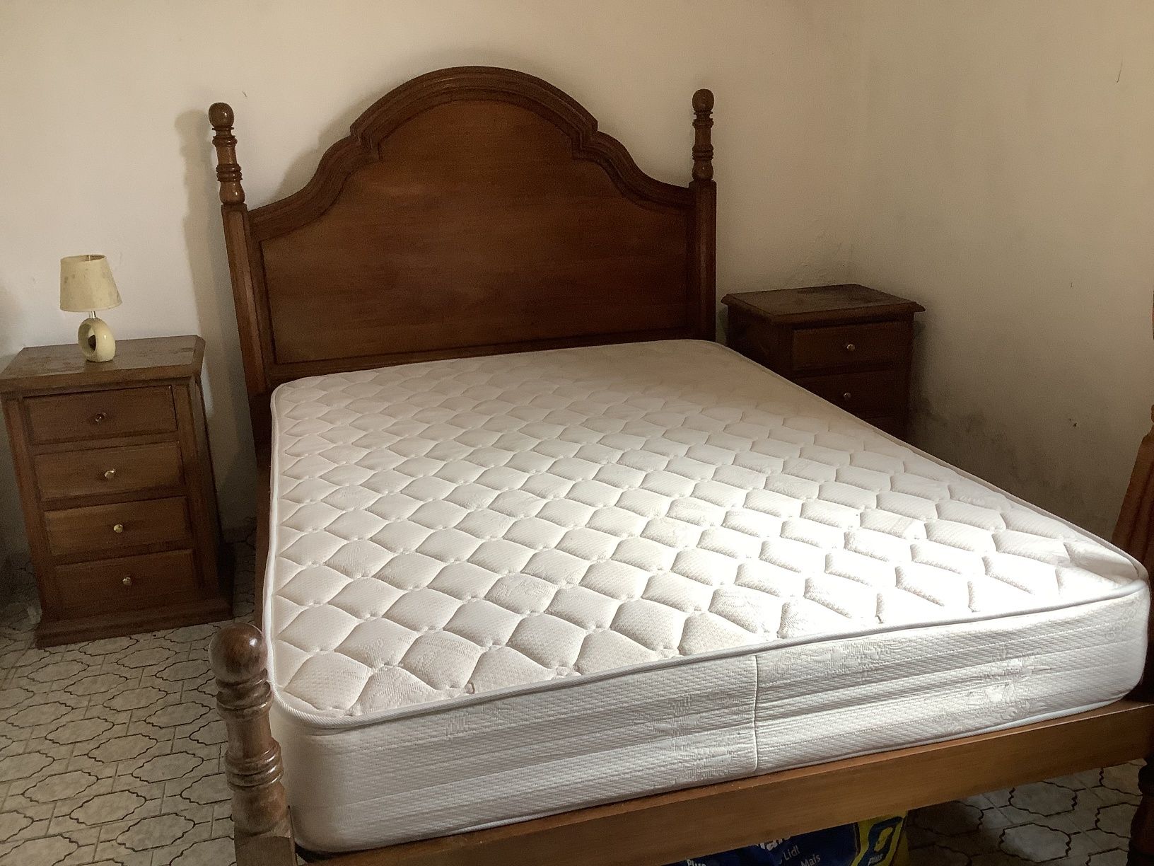 Cama de casal com mesinhas e colchão