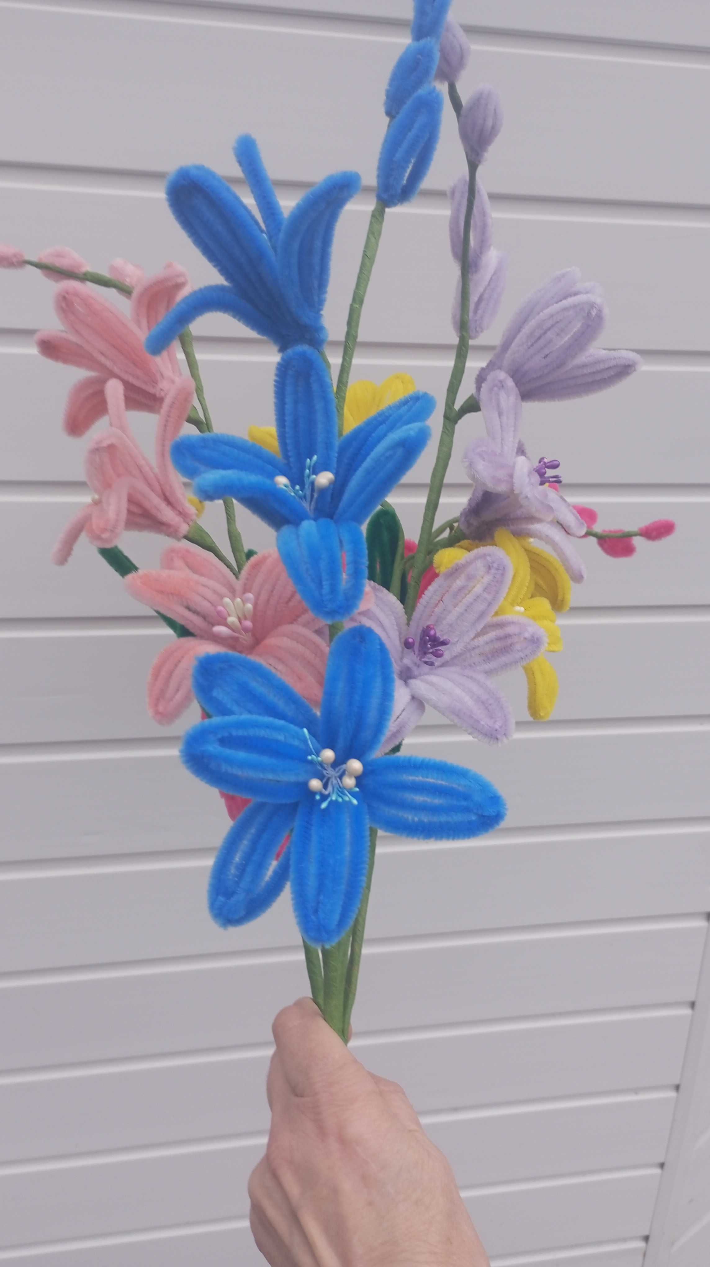 Цветок Ирис  из синельной проволоки в ассортименте. Цена  за 1 штуку