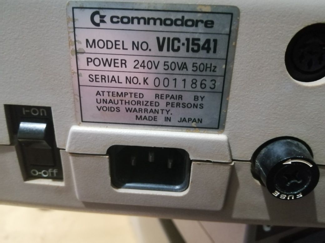 Commodore drive VIC-1541 funcional de 1981 c/ portes incluídos