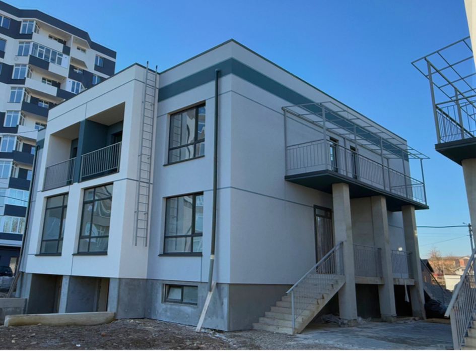 Зданий таунхаус з гаражем та міськими комунікаціями поруч озера!