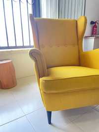 Cadeirão estofado amarelo IKEA