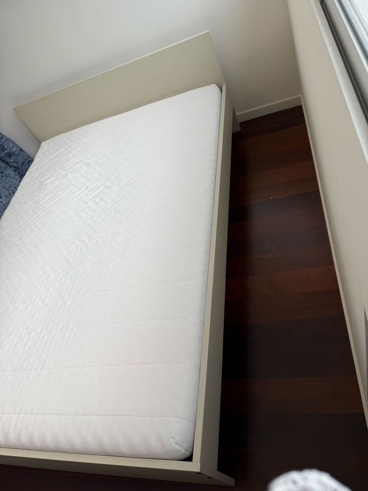 Cama de casal e colchão 140x200