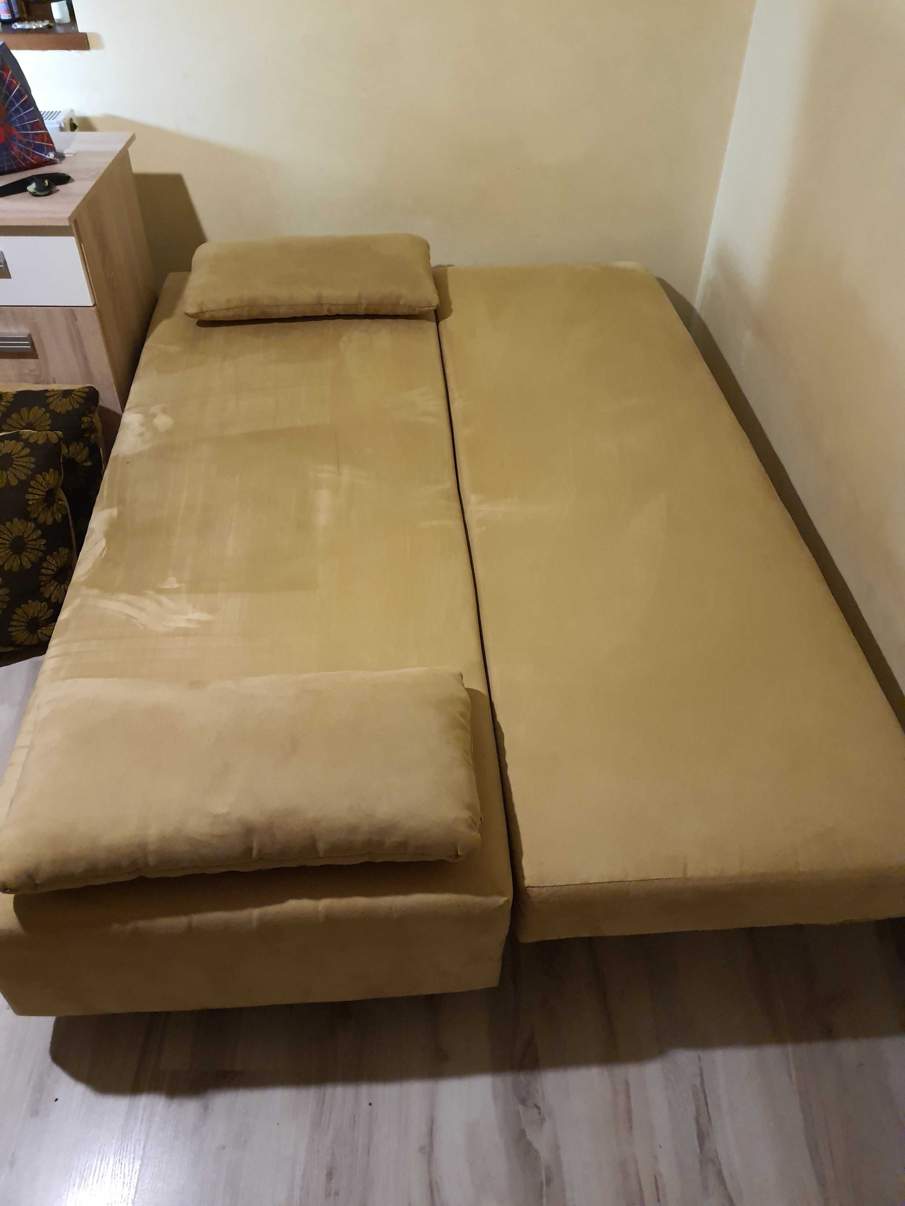 Sofa rozkładana z pojemnikiem na pościel