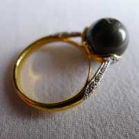 pierścionek z diamentami i morską perłą czarną South Sea złoto pr. 750