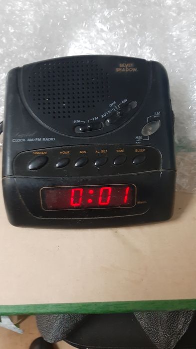 Relógio despertador e rádio
